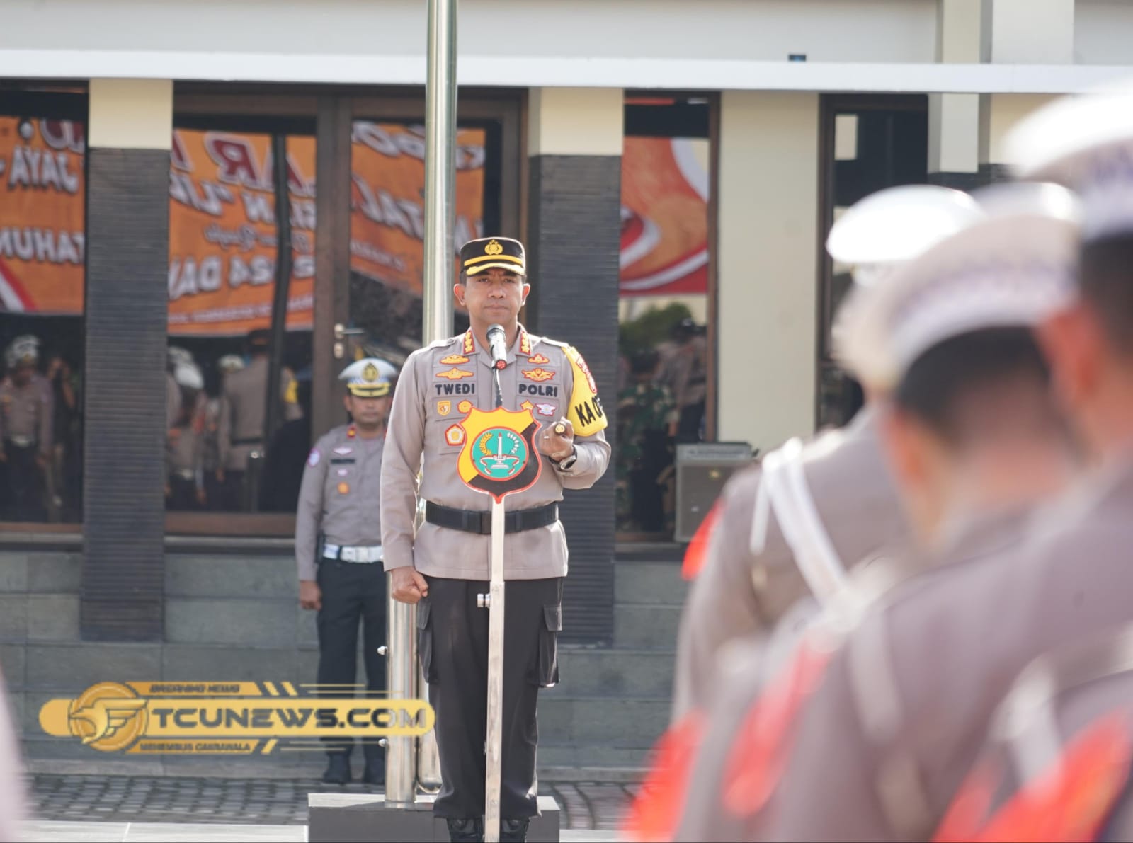 Kapolres Metro Bekasi Pimpin Apel Gelar Pasukan Operasi Lilin Jaya 2024 untuk Pengamanan Natal dan Tahun Baru 1