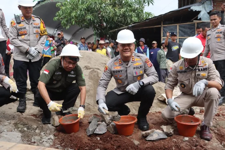 Polres Subang Bedah 3 Rumah Tidak Layak Huni di Tiga Kecamatan, Kapolres Tegaskan Polri Hadir Bantu Warga Kurang Mampu 1